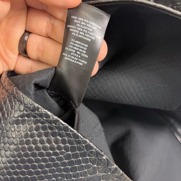 Babaton Aritzia Black Snakeskin Faux Leather Button Up Shirt Jacket Women's Size - Picture 10 of 10